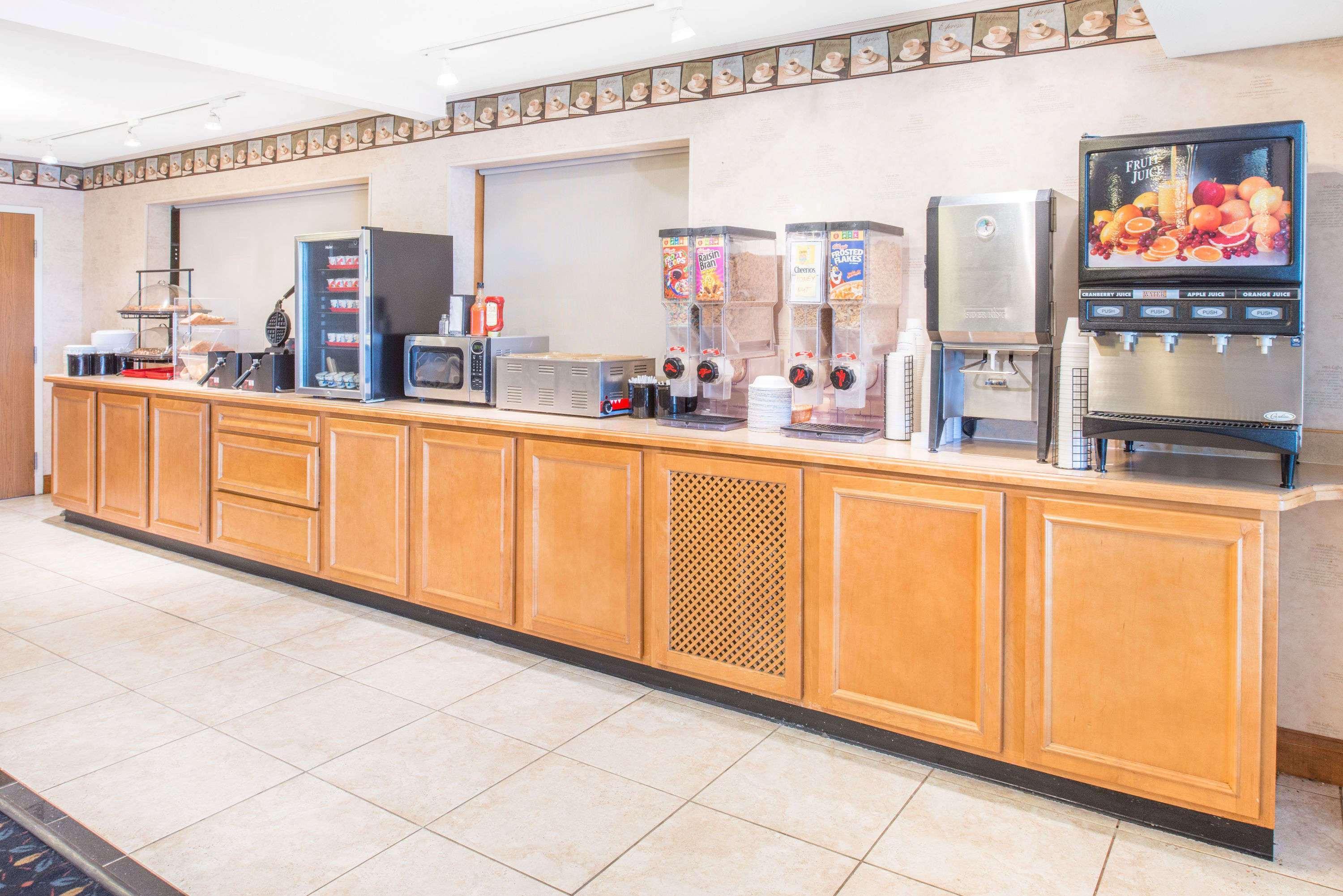 Ramada By Wyndham Springfield North Hotel Ngoại thất bức ảnh